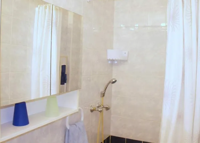 Iva New With Private Bathroom 招待所